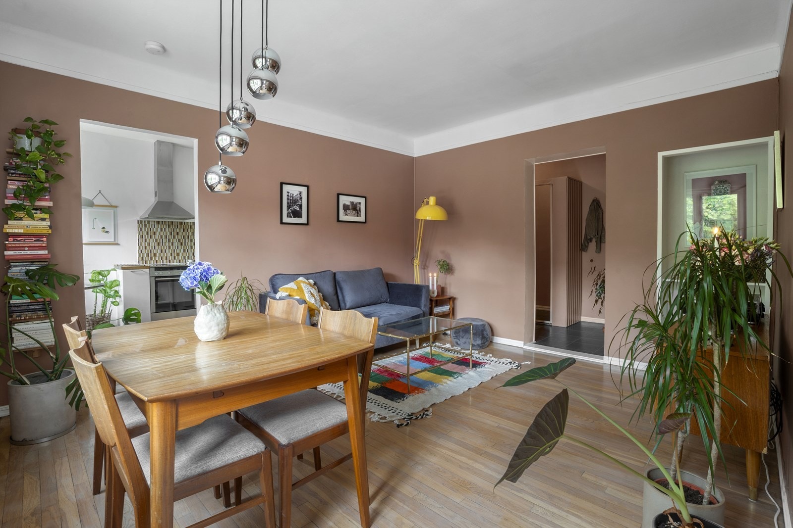 Fra stuen er det direkte adkomst til leilighetens separate kjøkken. Galleribilde