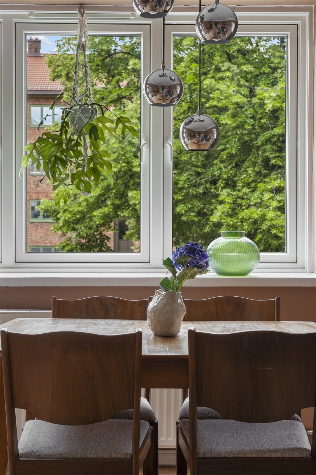 Stuen har gode lysforhold, med store vindusflater som slipper inn rikelig mengder med naturlig lys. Galleribilde