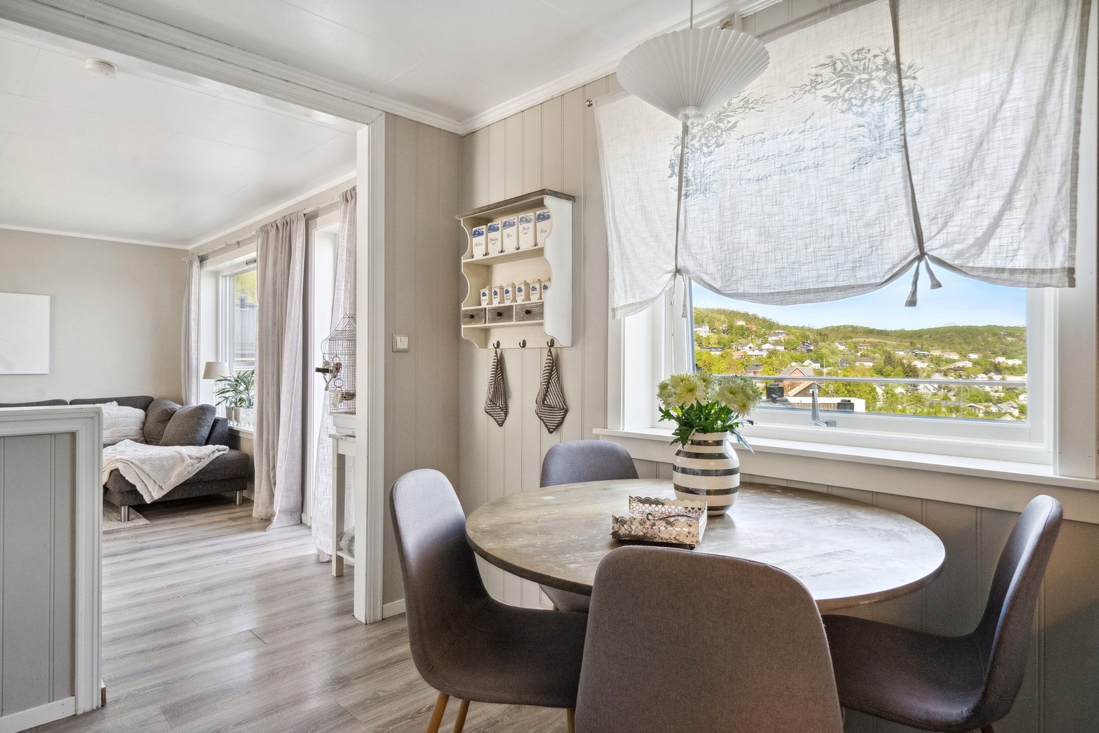 Her er det plass til kjøkkenbord ved vinduet Galleribilde