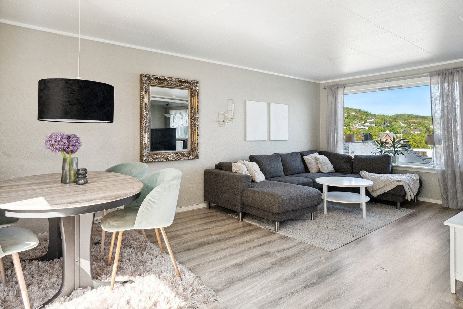 Lys og innbydende stue Galleribilde