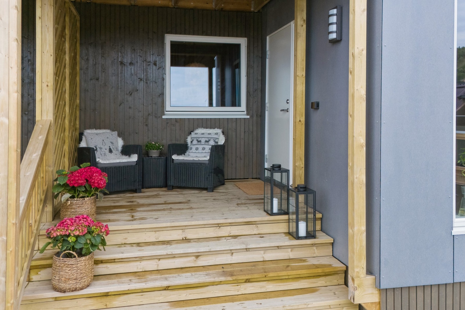 Liten uteplass ved inngangspartiet Galleribilde