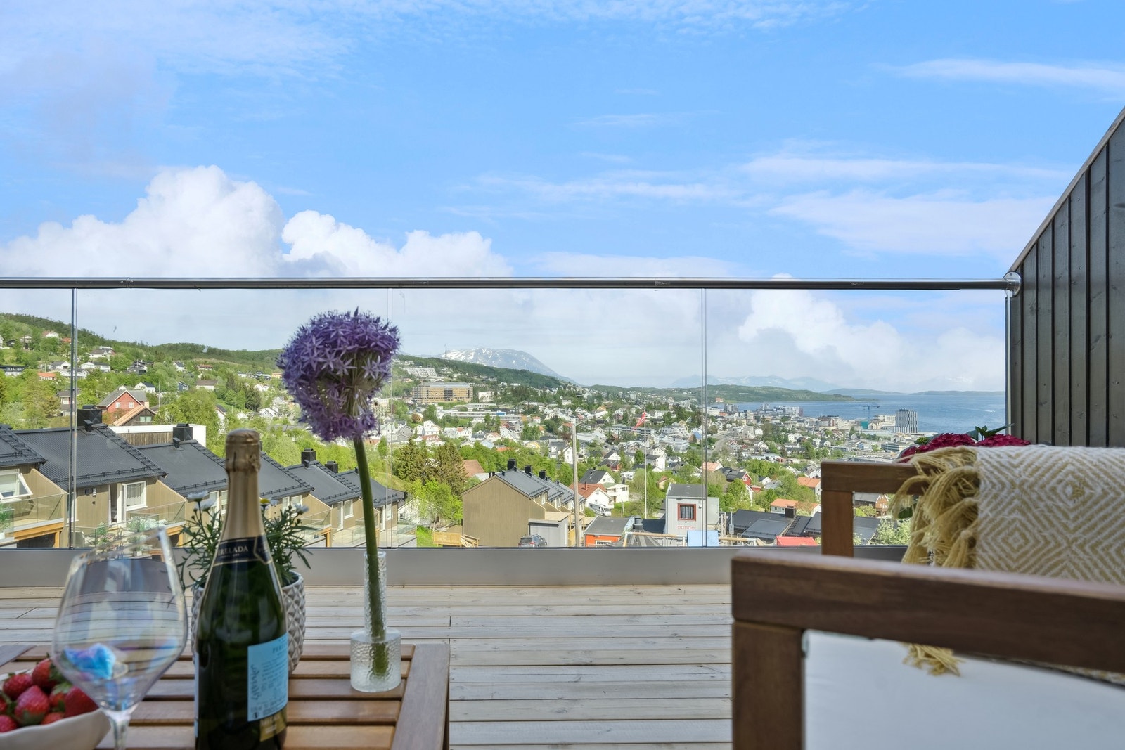 Her kan man nyte sola og utsikten Galleribilde