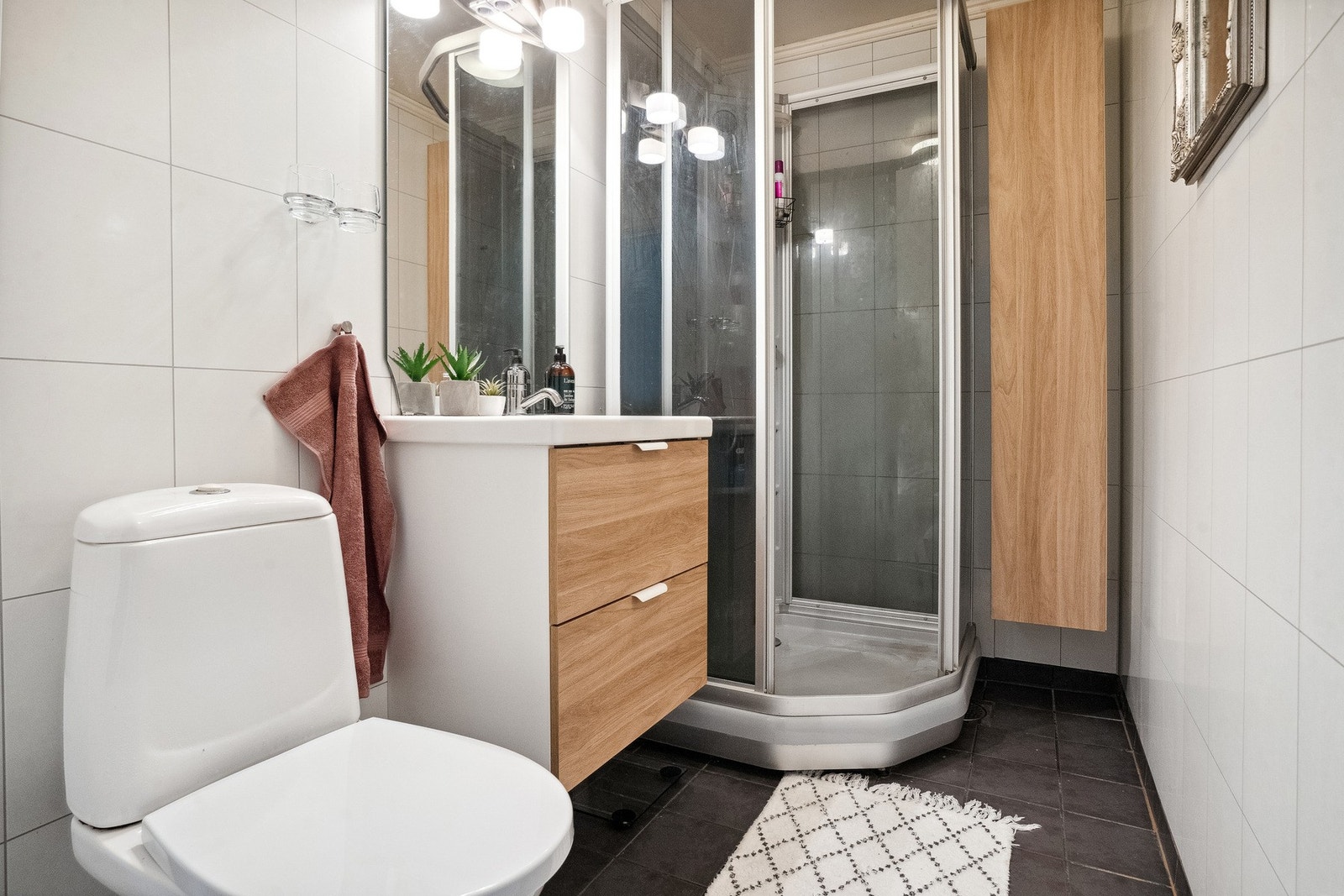 Nåværende eier har skiftet baderomsinnredning og blandebatteri i 2023 Galleribilde