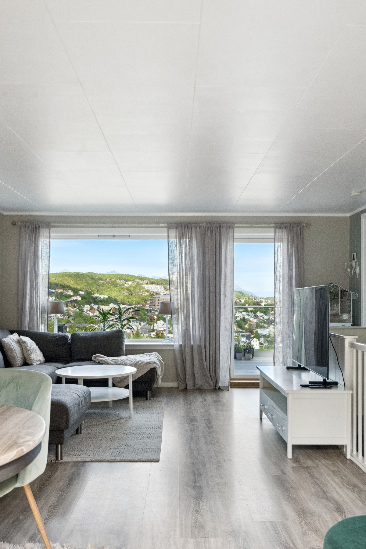 Fra stua er det utgang til balkong på forsiden Galleribilde