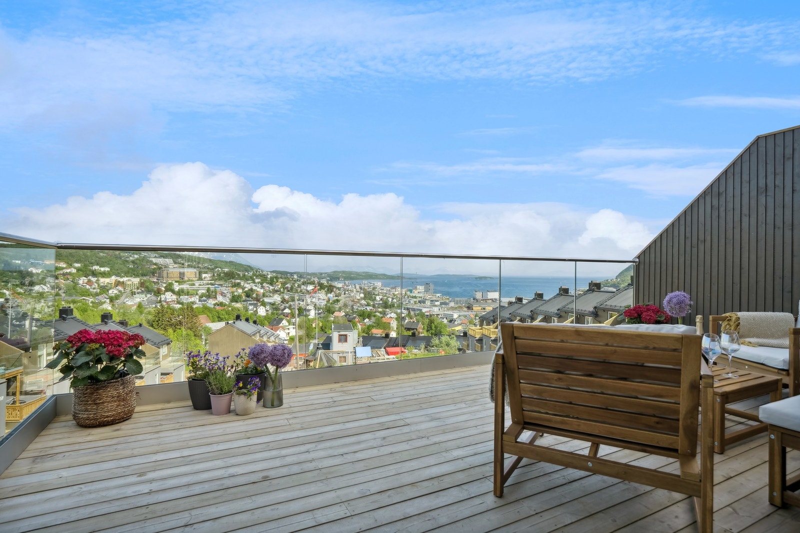 EiendomsMegler 1 v/ Bente Norhild Larsen har gleden av å ønske velkommen til Solstien 45, et innflytningsklart rekkehus i borettslag. -Foto: EFKT Galleribilde