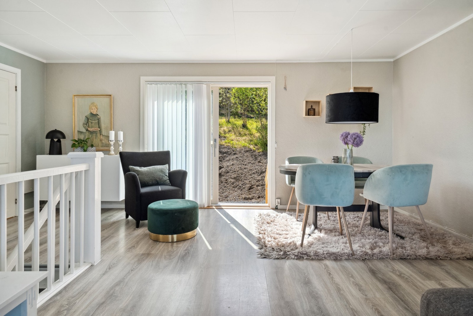 Det er også utgang på baksiden til skjermet terrasse Galleribilde