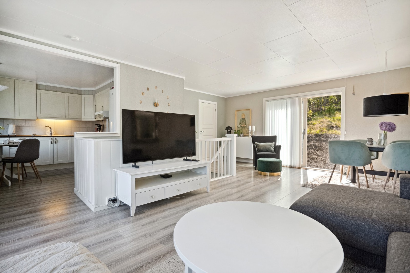 Det er delvis åpen løsning i mellom stue og kjøkken Galleribilde