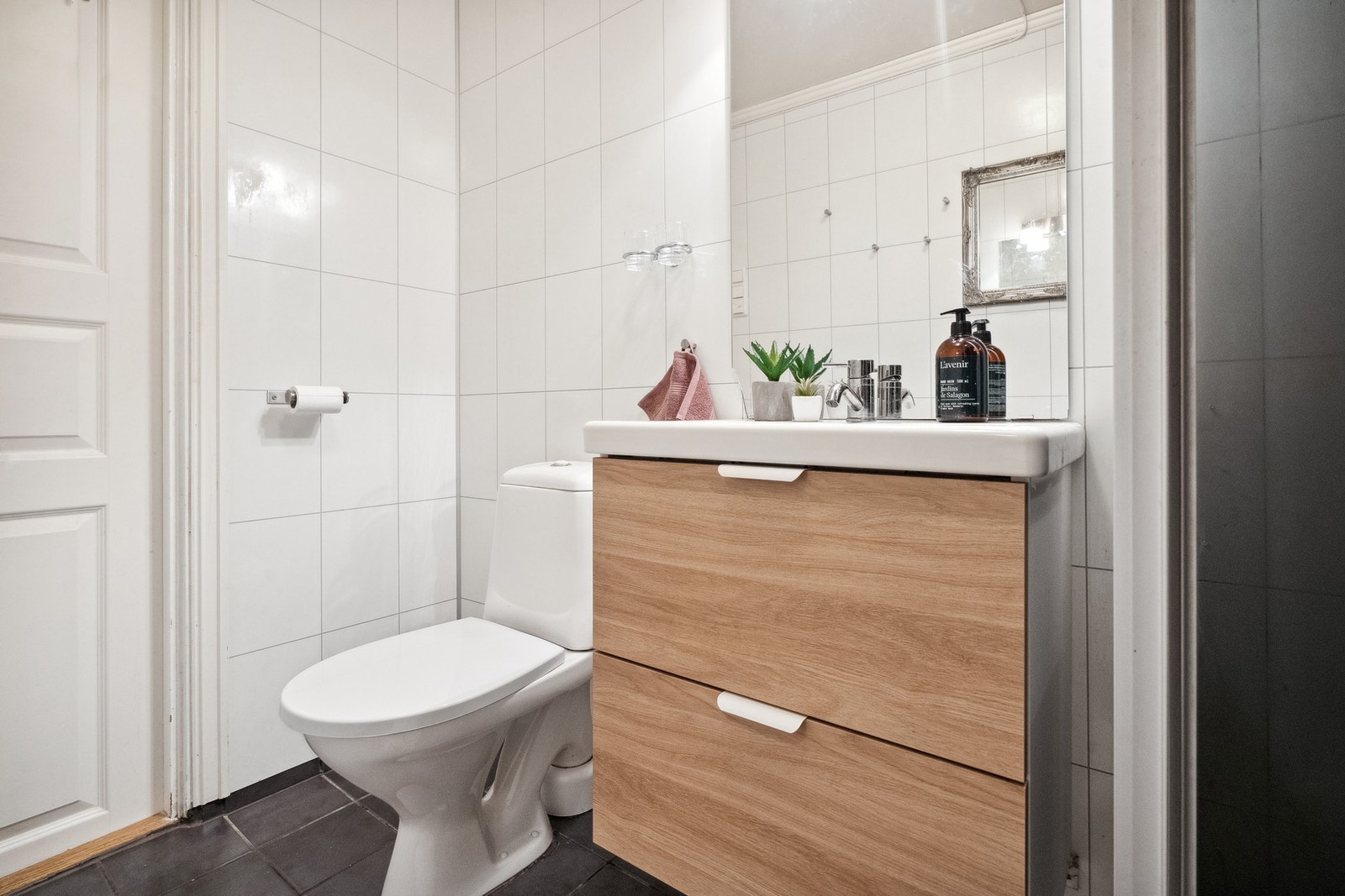 På gulvet er det keramiske fliser med varmekabler Galleribilde