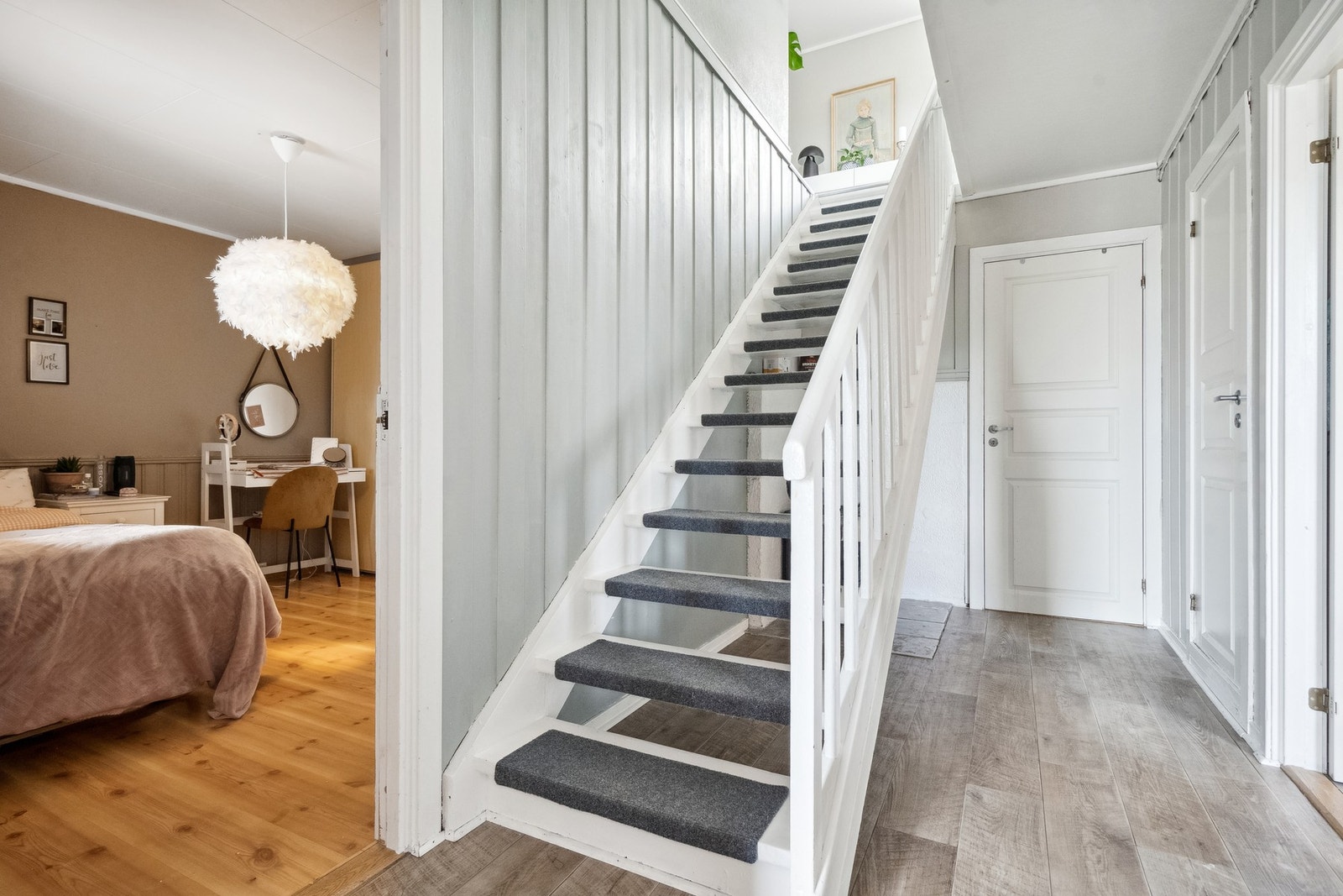 Hall med trapp til 1. etasje Galleribilde