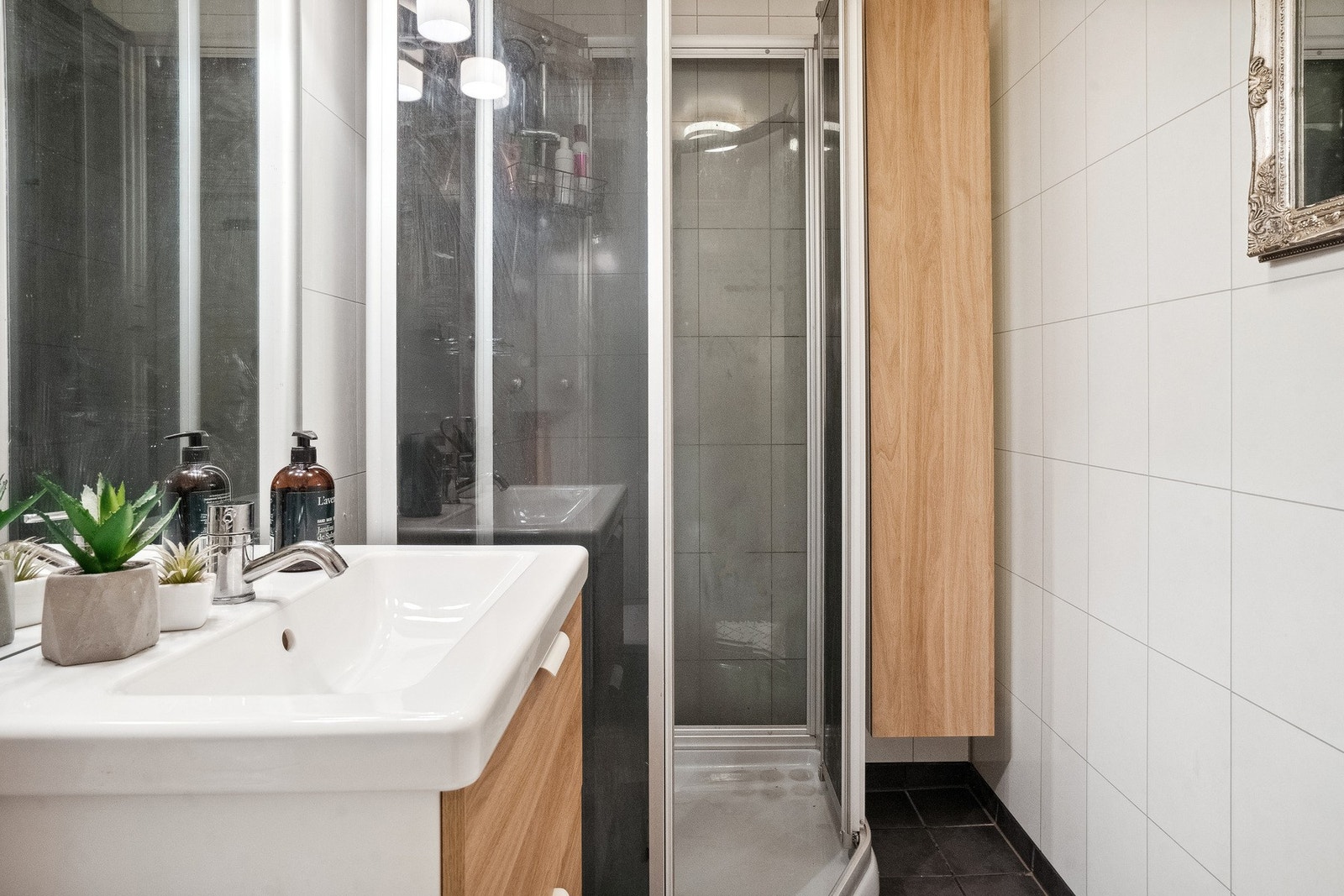 Rommet inneholder baderomsinnredning med heldekkende servant, lang skap, gulvmontert toalett og dusjkabinett Galleribilde