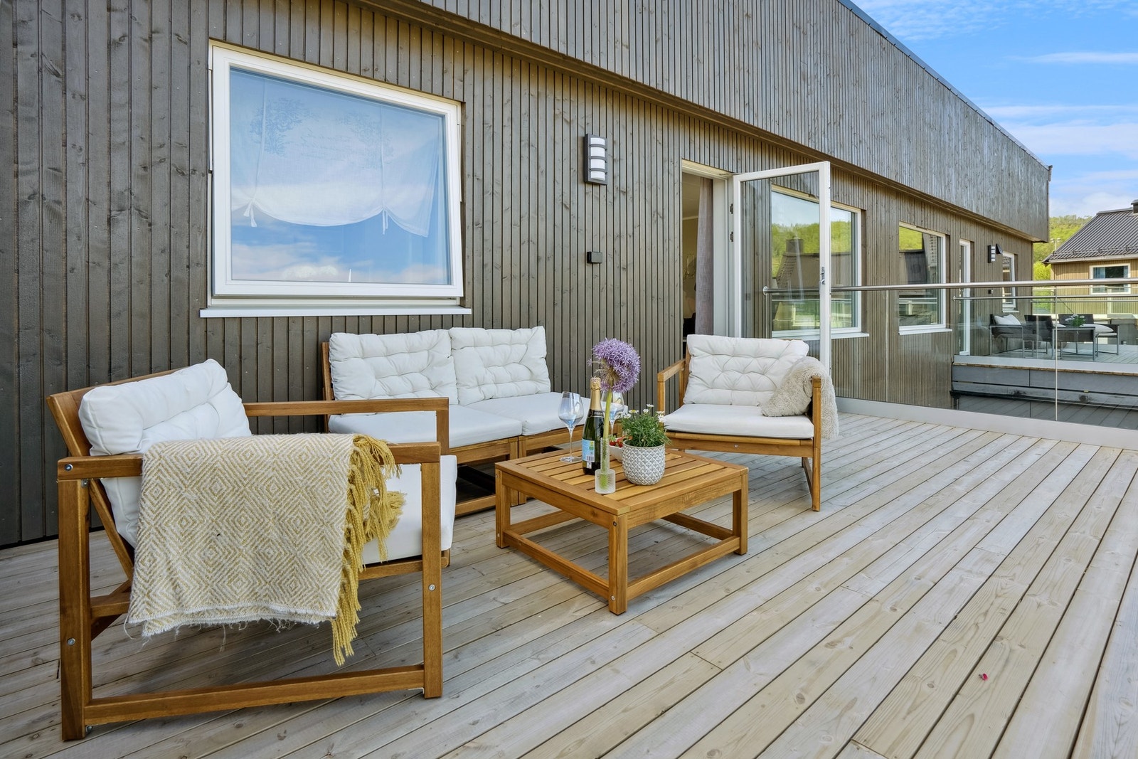 Ny stor balkong i front av boligen Galleribilde