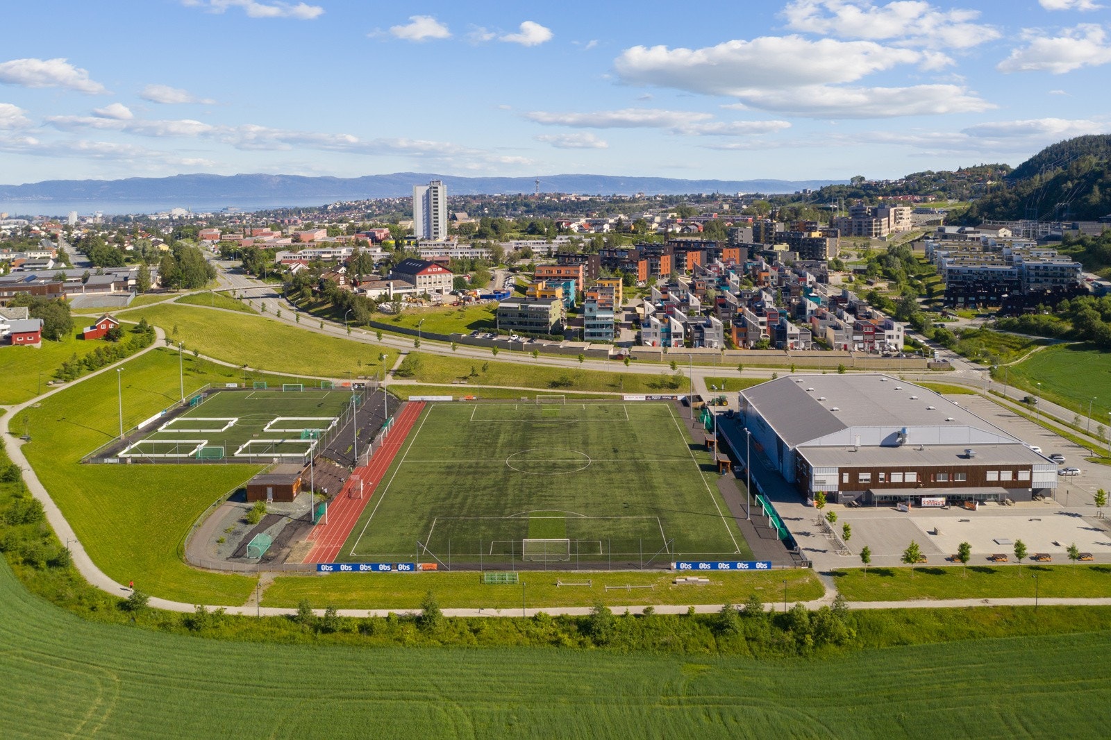 Utleirahallen og baner tilbyr et av byens beste idrettsanlegg for barn og voksne. Galleribilde