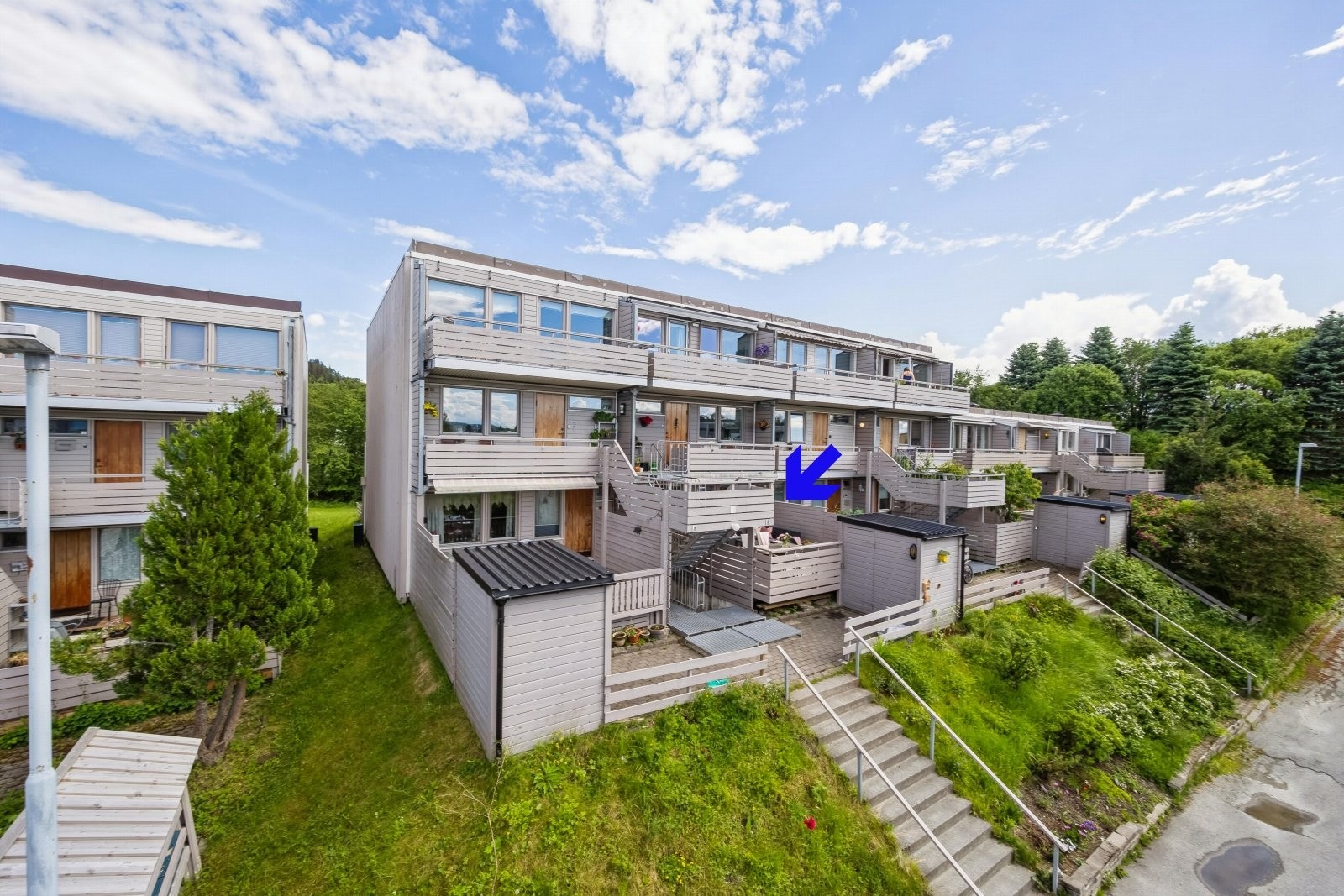 Boligen nyter en fredelig og solrik beliggenhet og grenser mot grønt friareal på baksiden. Galleribilde