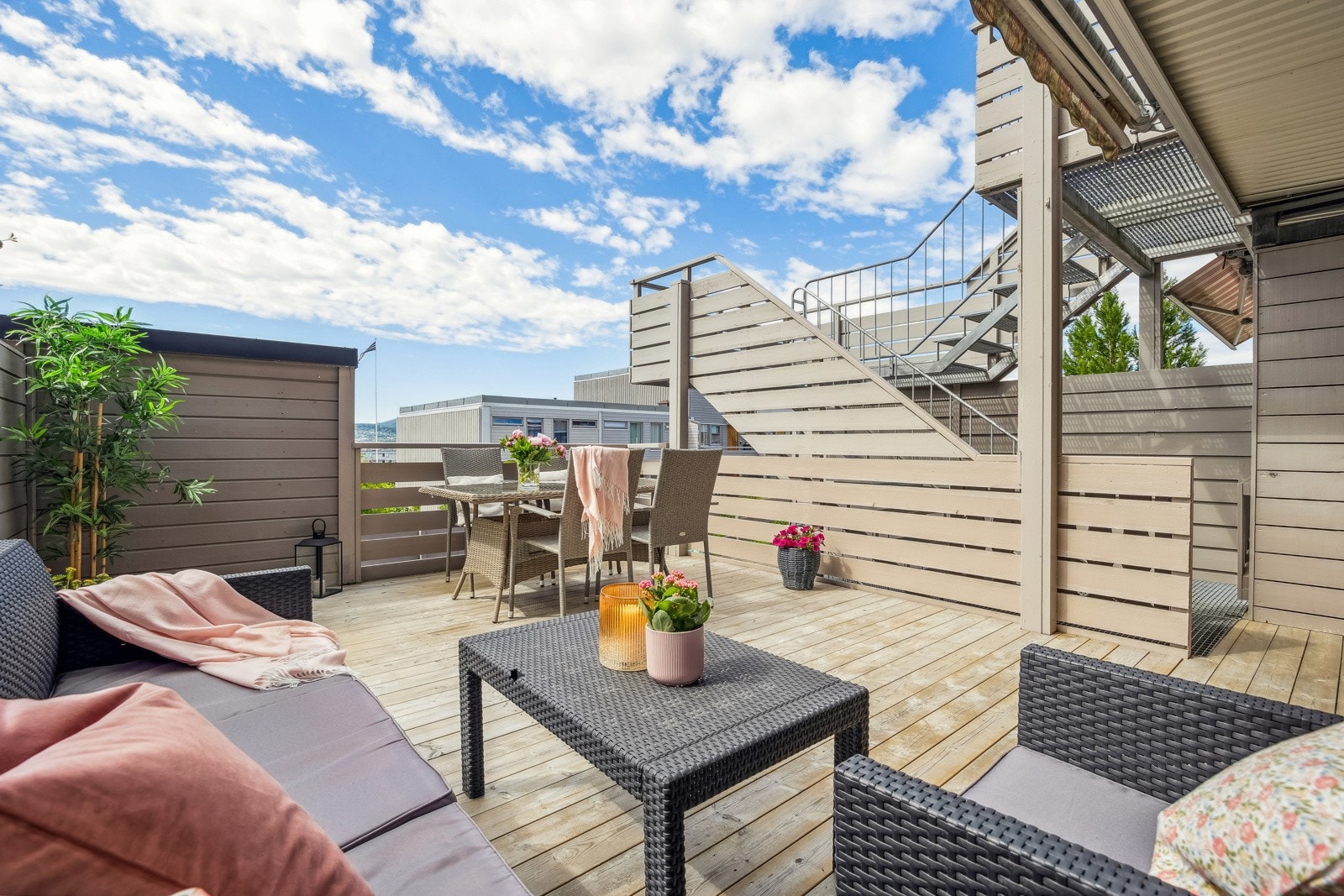 Ved inngangspartiet har man en stor og fin markterrasse på hele 17 kvm. Galleribilde