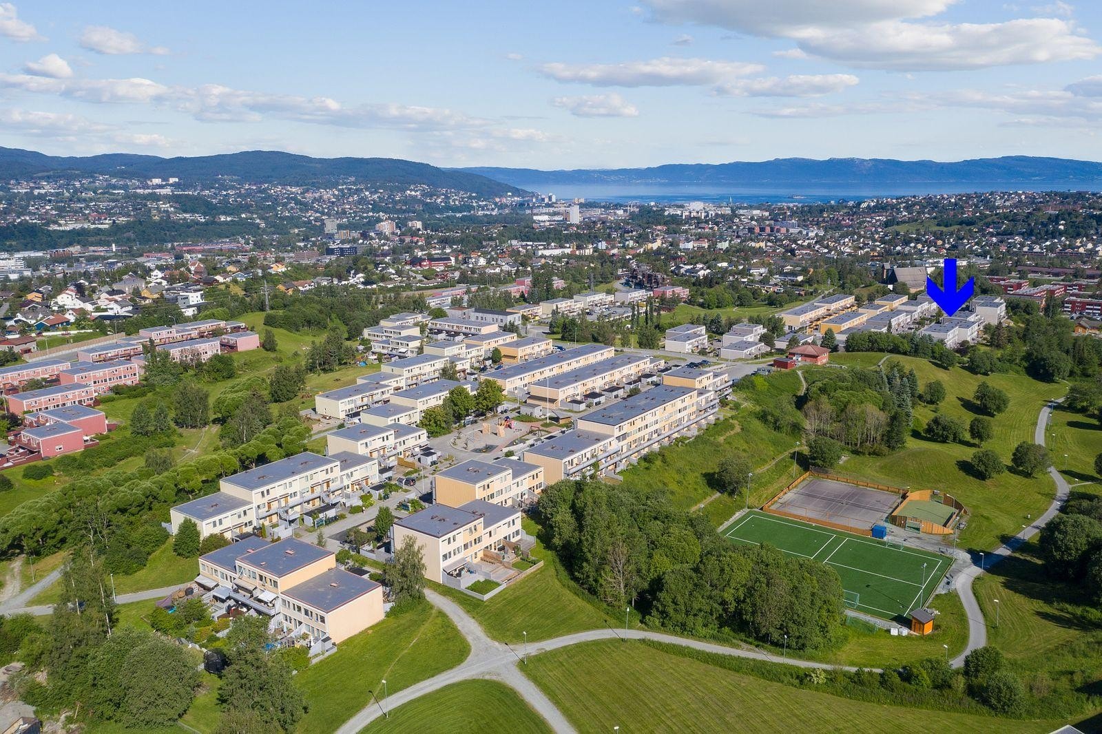 Veletablert og rolig område, med kort vei til butikker, bussholdeplass, Estenstadmarka m.m. Galleribilde