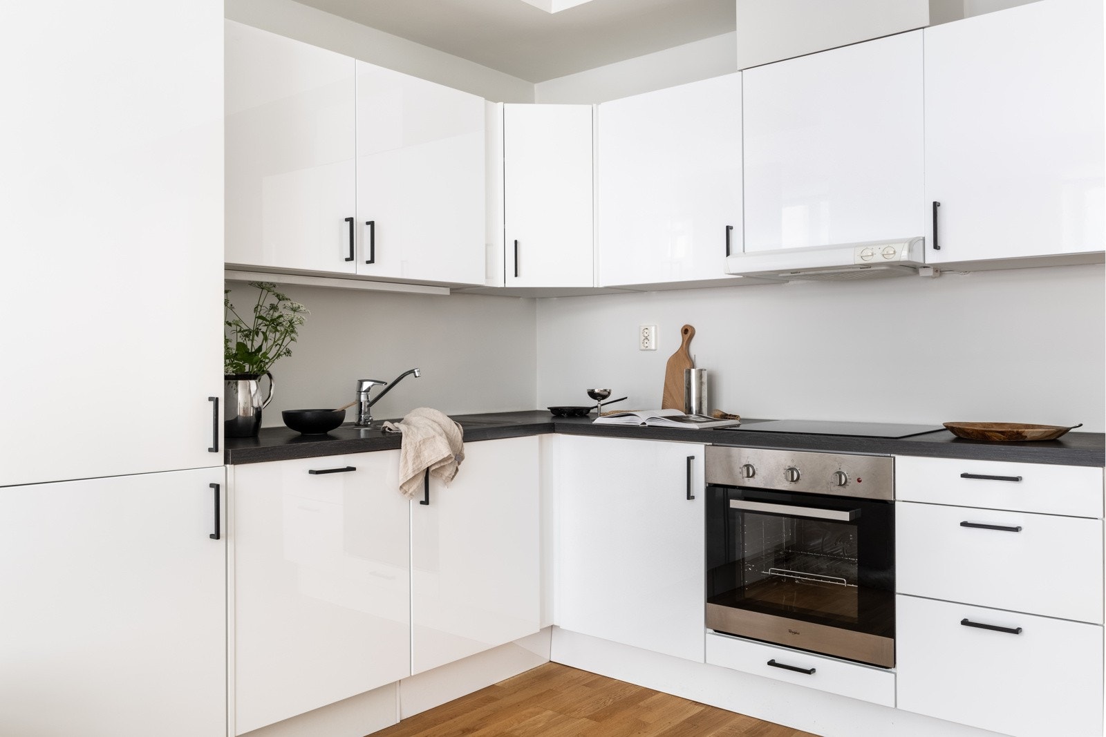 Benkeskapsbelysning og stikkontakter over kjøkkenbenk. Galleribilde