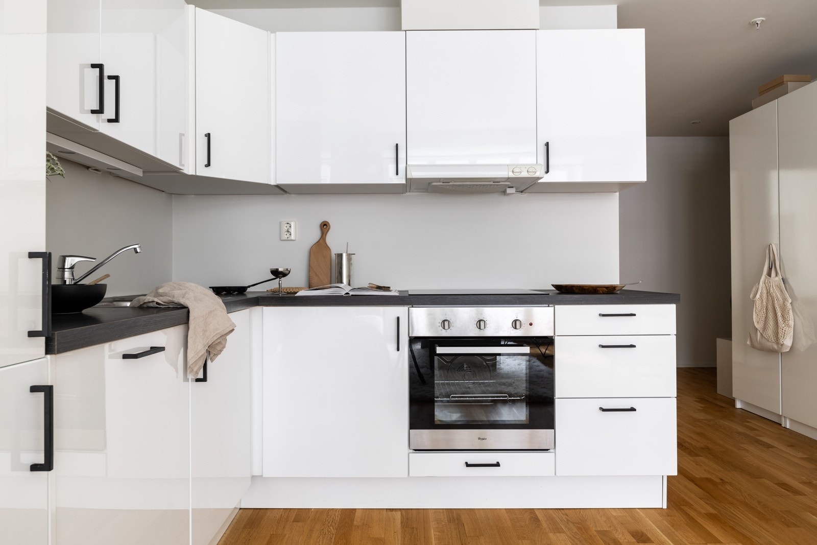 Kjøkkeninnredning fra 2014 med slette fronter og benkeplate av laminat. Galleribilde