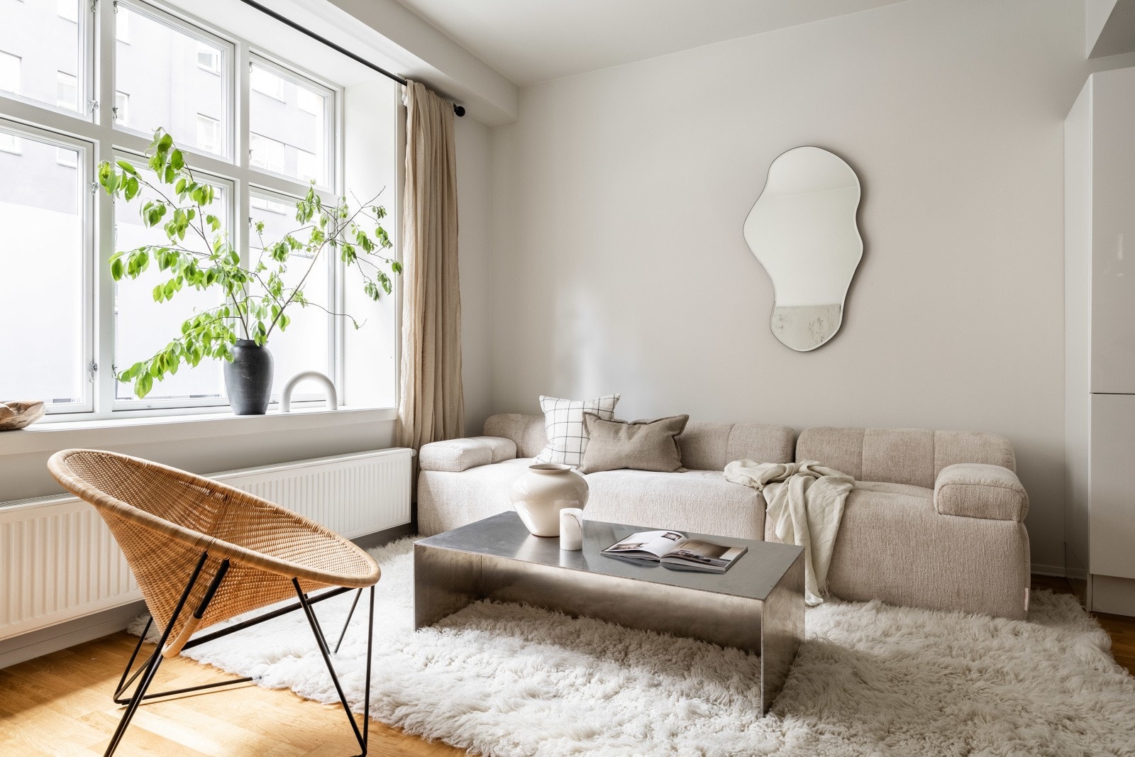 Leiligheten har store vindusflater som slipper inn mye naturlig lys. Galleribilde