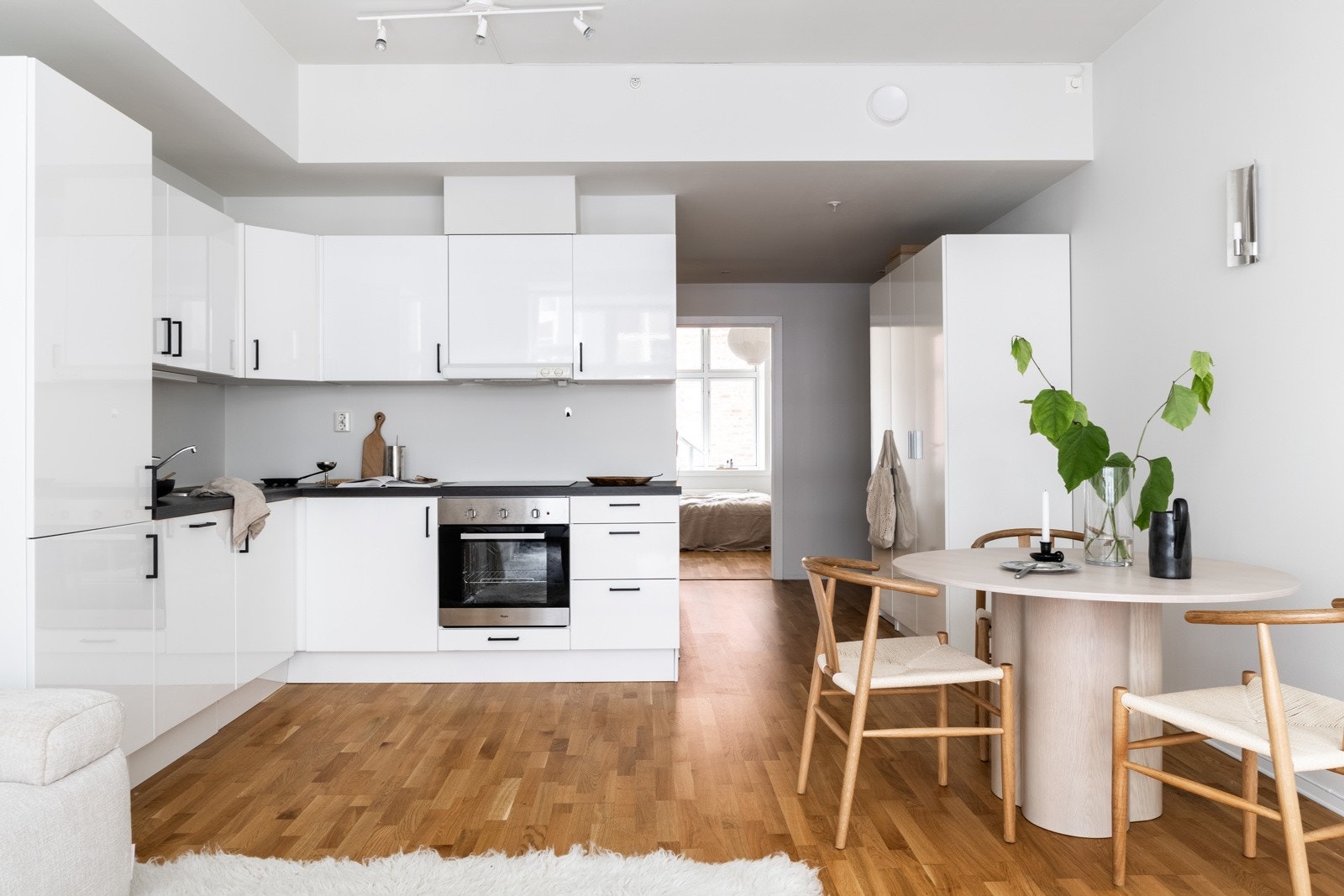 Leiligheten har en praktisk planløsning med åpen kjøkkenløsning vendt mot stue. Galleribilde