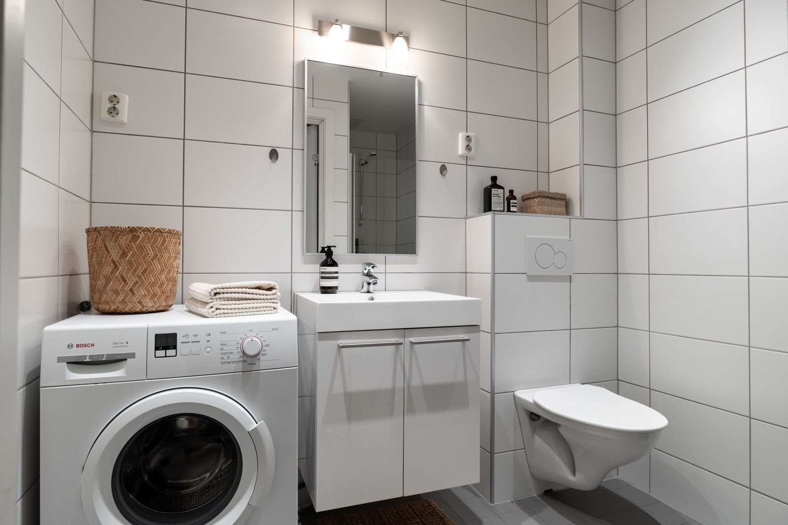 Baderom fra 2014 med flislagt gulv med gulvvarme og flislagte vegger. Galleribilde