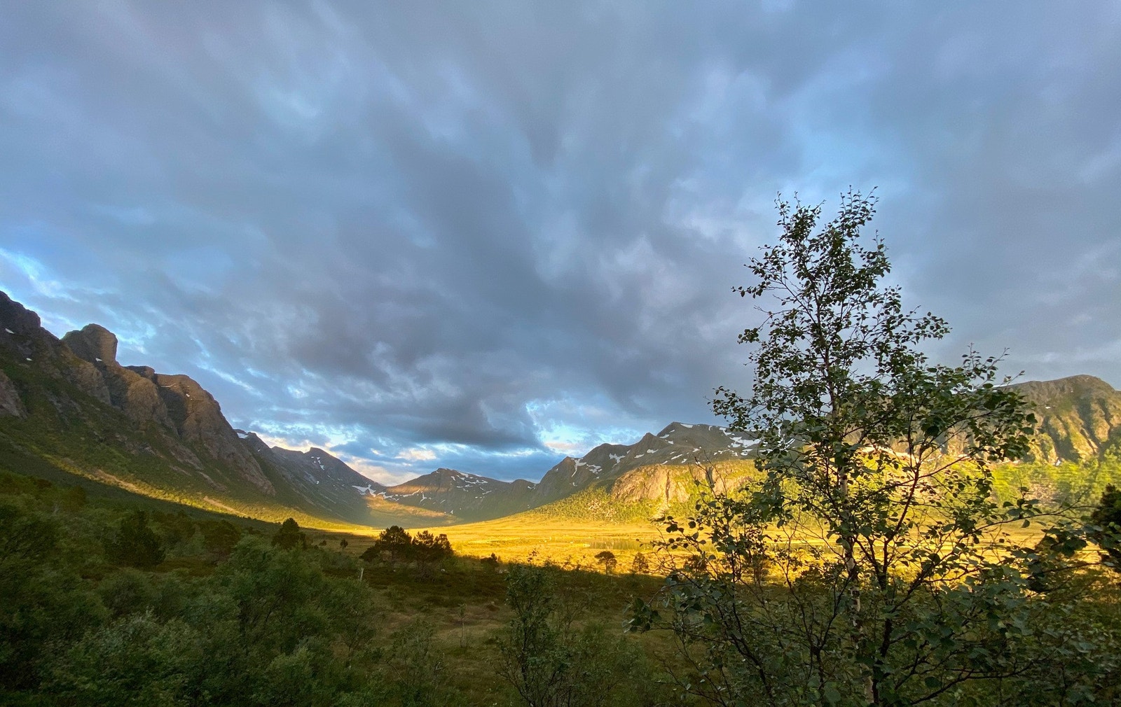 Utsikt mot Storvannet og fjellet Hatten Galleribilde