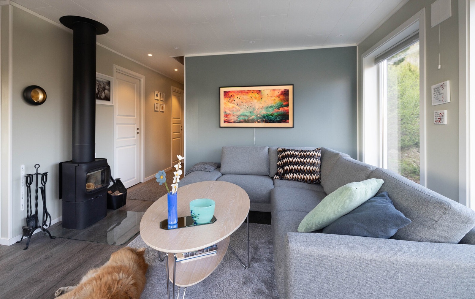 Vedovn i stuen som varmer effektivt og skaper god atmosfære Galleribilde