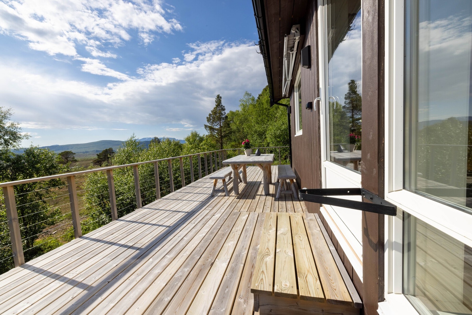 Veranda av god størrelse med plass til utemøblement, grill etc. Galleribilde