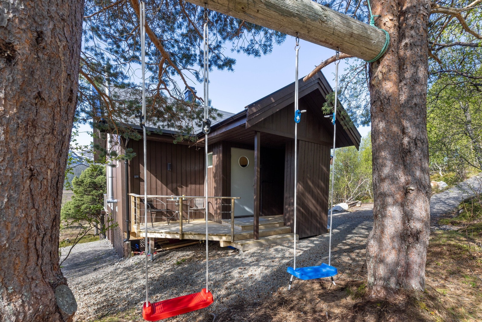 Overbygd inngangsparti til lagring av utstyr, og som skjermer mot vær og vind Galleribilde