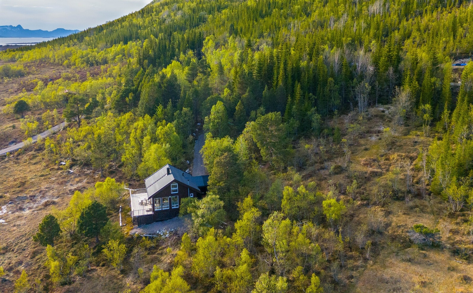 Hytta ligger skjermet til ca. 2,9 km opp fra hovedveien Galleribilde