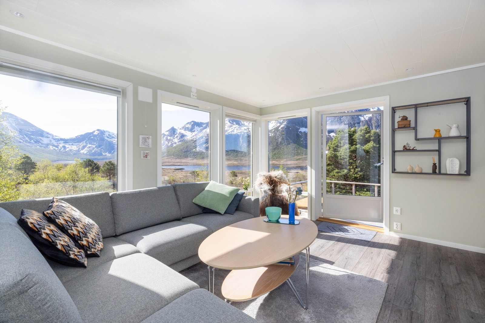 Stuen har store vinduer for lys og utsikt innover i dalen Galleribilde