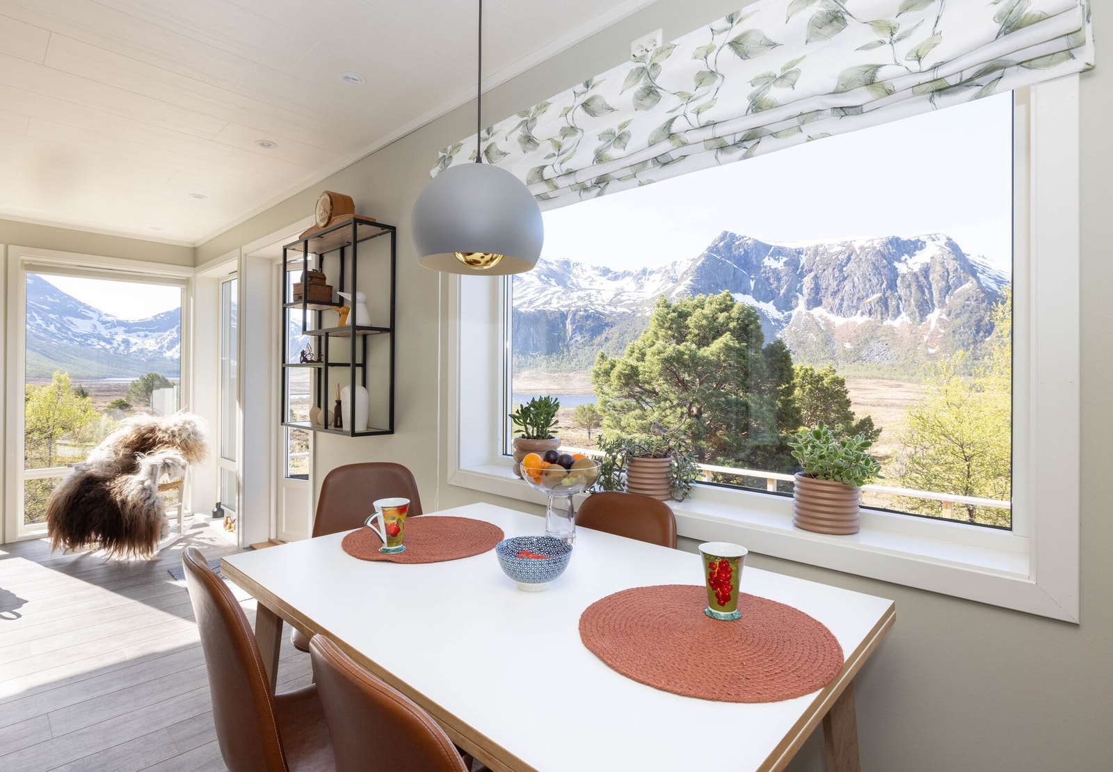 Koselig spiseplass i tilknytning til kjøkkenet med flott utsikt Galleribilde