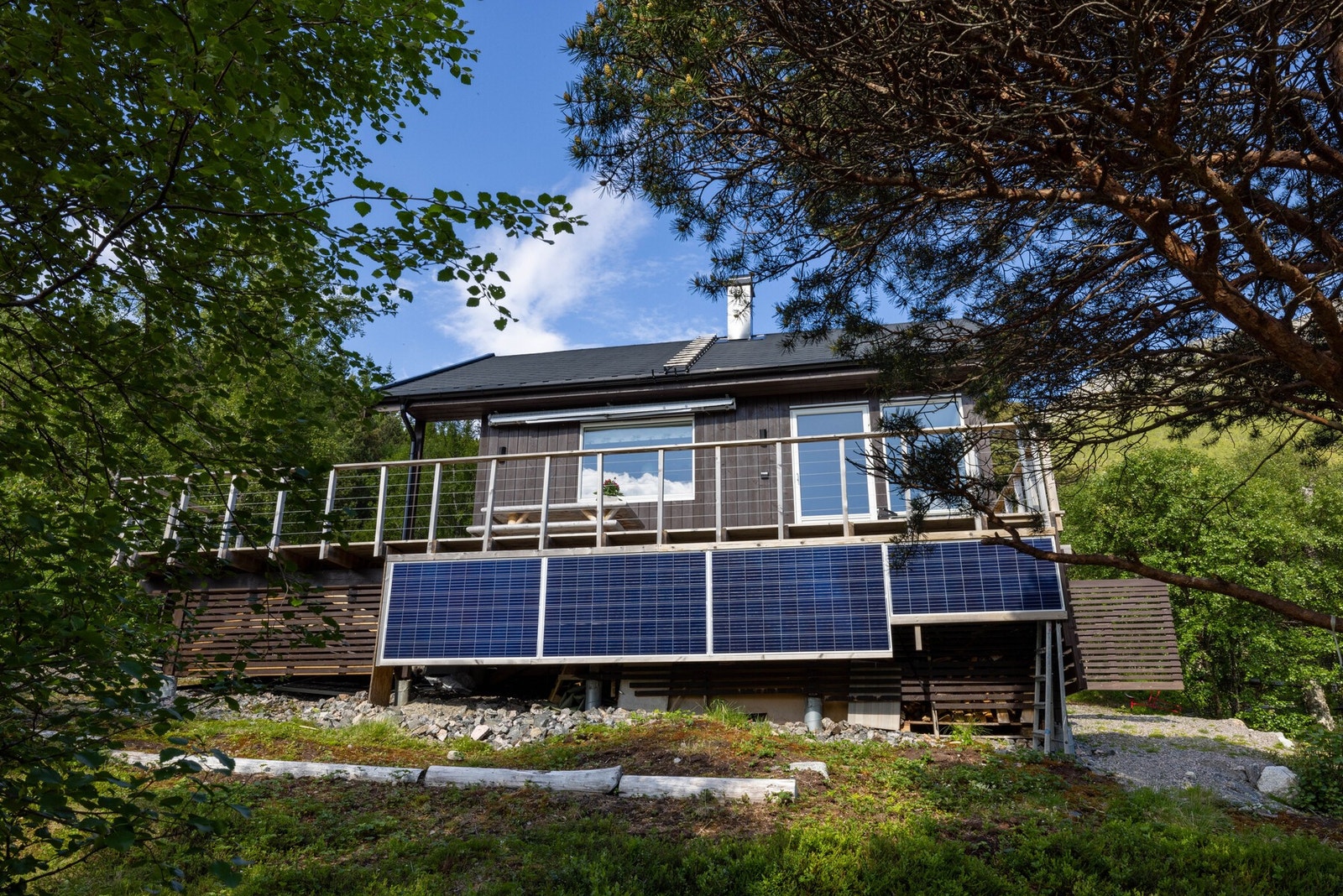 Store solcellepaneler sørger for strøm hele sommeren Galleribilde