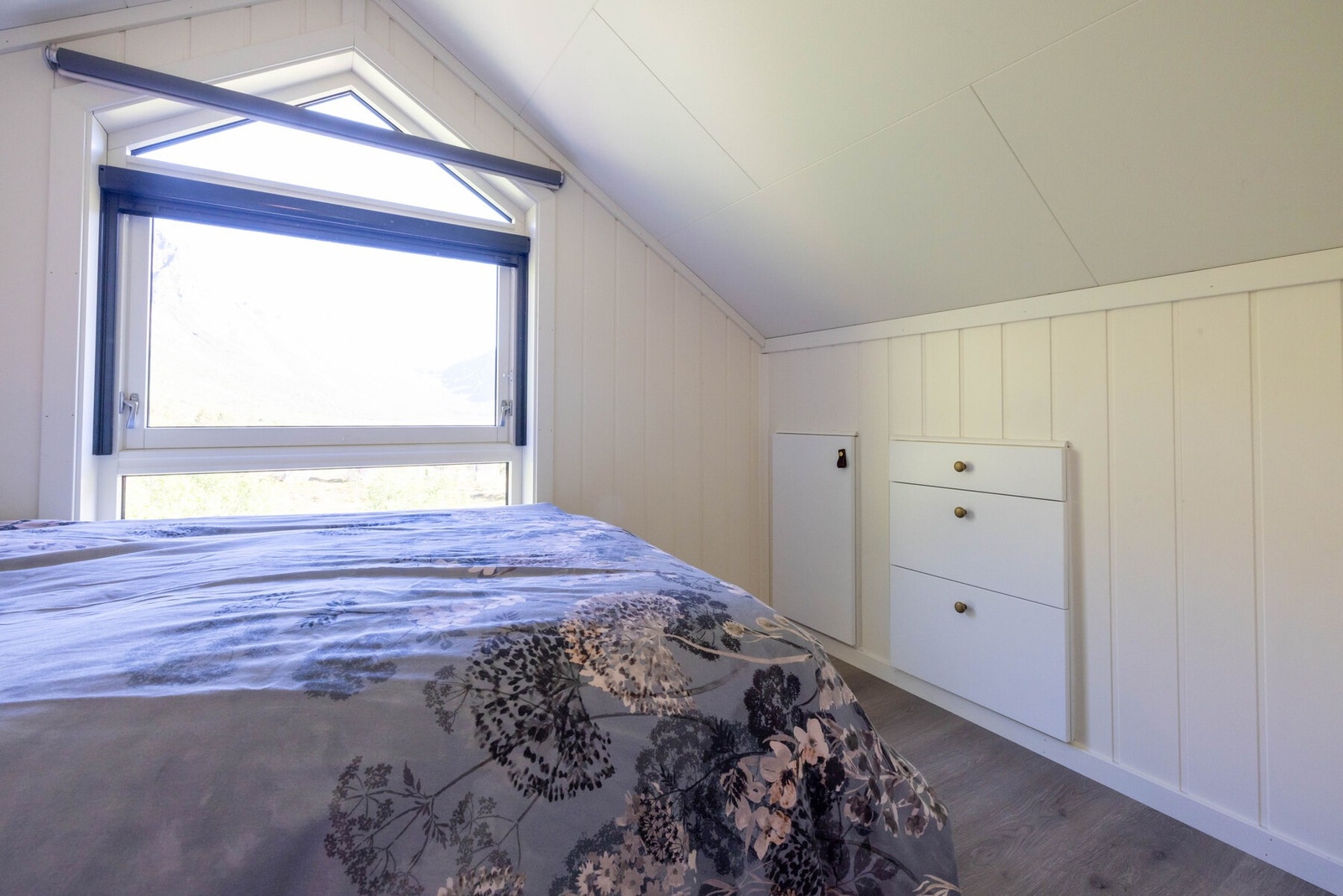 Det er innbygde skap som går inn i kryprom på begge soverommene i 2. etasje Galleribilde