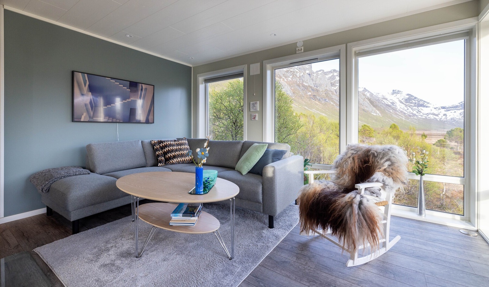 Fritidsboligen er bygd i 2018/19 og fremstår svært tiltalende Galleribilde