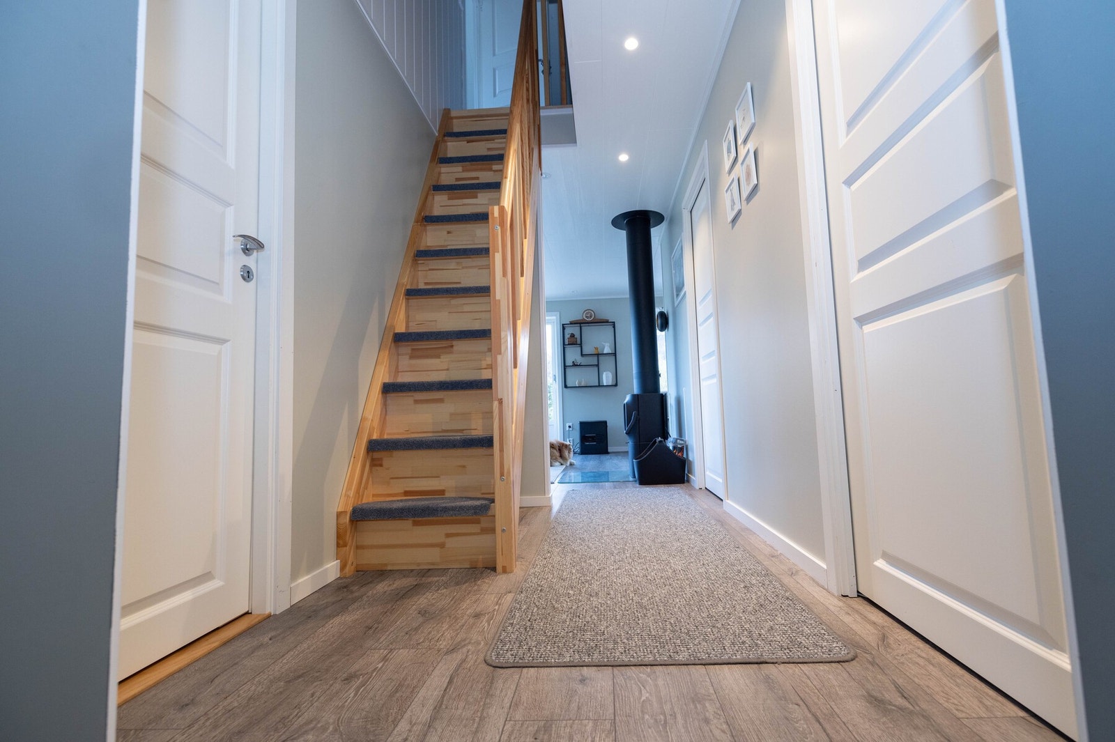 I gangen er trapp opp til soverommene i andre etasje Galleribilde