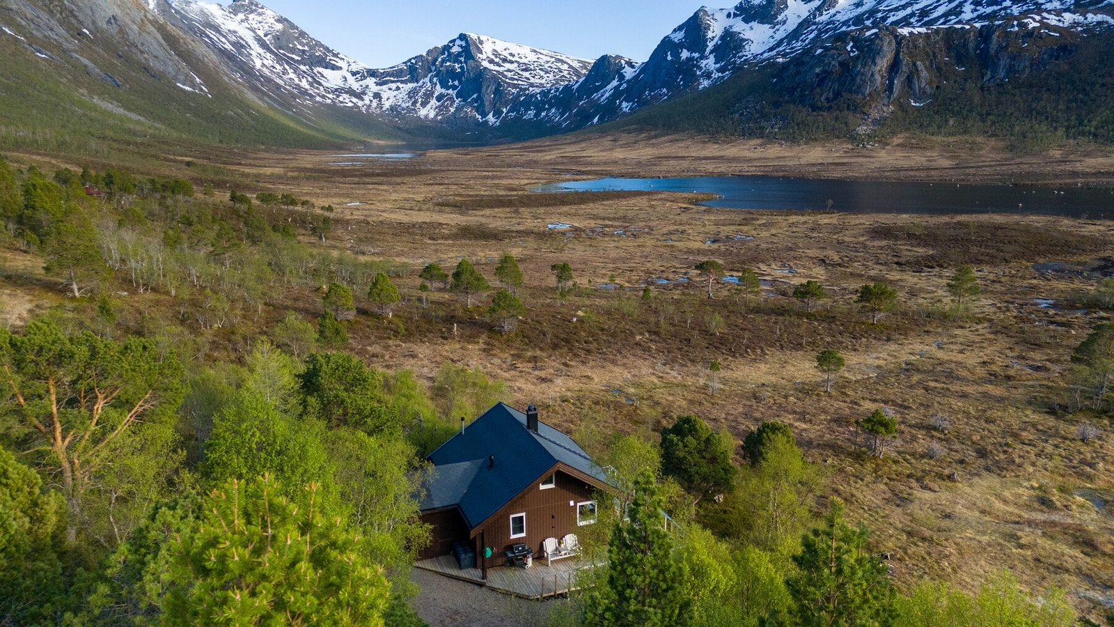 Eiendommen ligger i naturskjønne omgivelser med fjellet Hatten i bakgrunnen Galleribilde