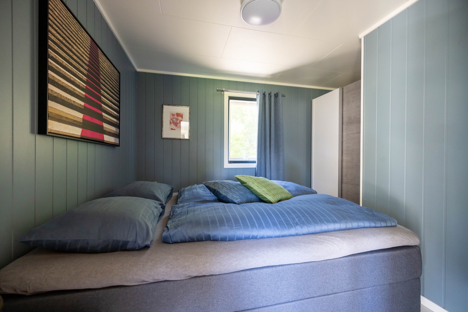 Soverom 1: Soverommet i 1. etasje med skyvedørsgarderobe Galleribilde