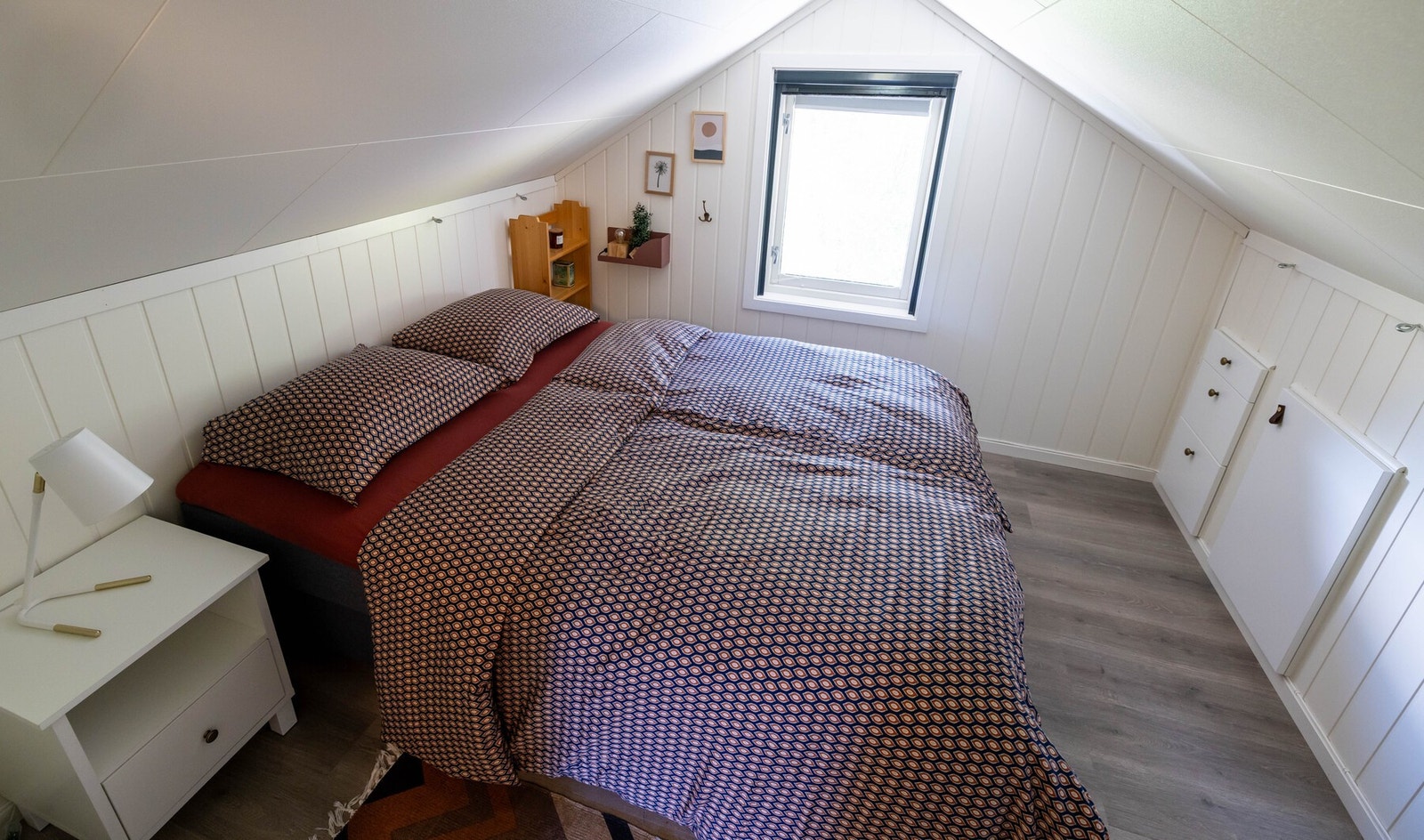 Soverom 2: Et romslig soverom i 2. etasje med plass til nattbord og 150 cm seng (ikke godkjent) Galleribilde