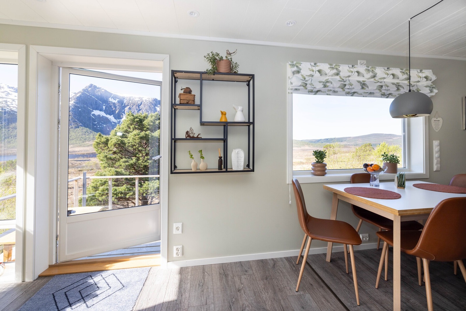 Fra stue/kjøkken er det utgang til veranda Galleribilde