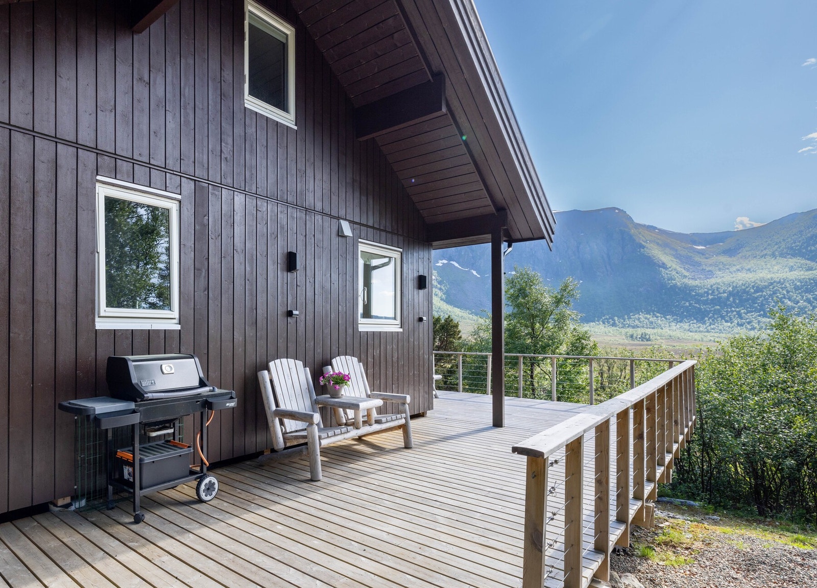 På kvelden kan grillmaten nytes Galleribilde