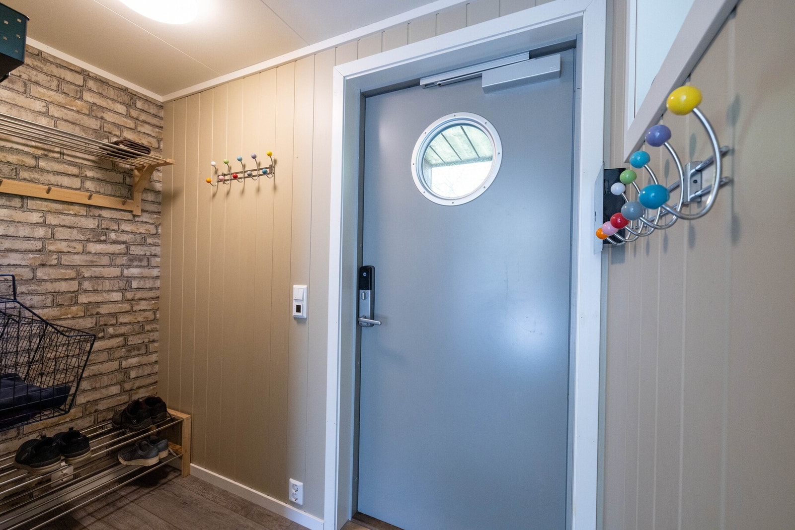 I vindfanget er det varme i gulvet og knagger til alle Galleribilde