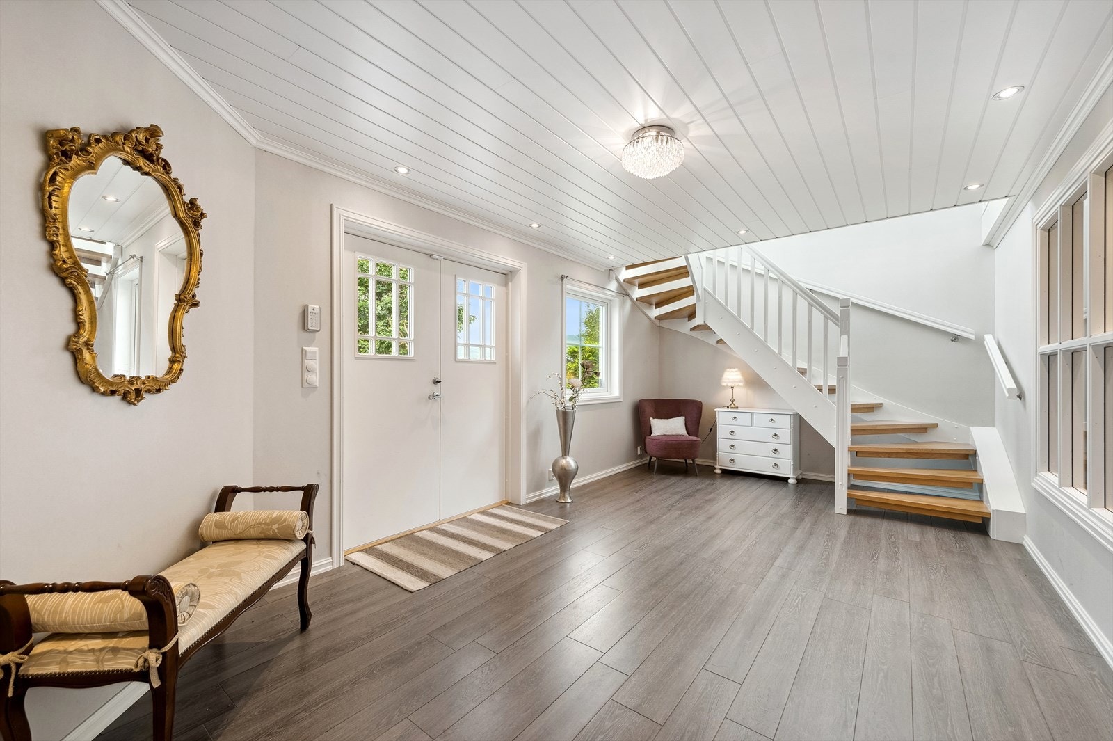 Meget romslig hall fra 2015 med flislagt gulv og downlights i tak Galleribilde