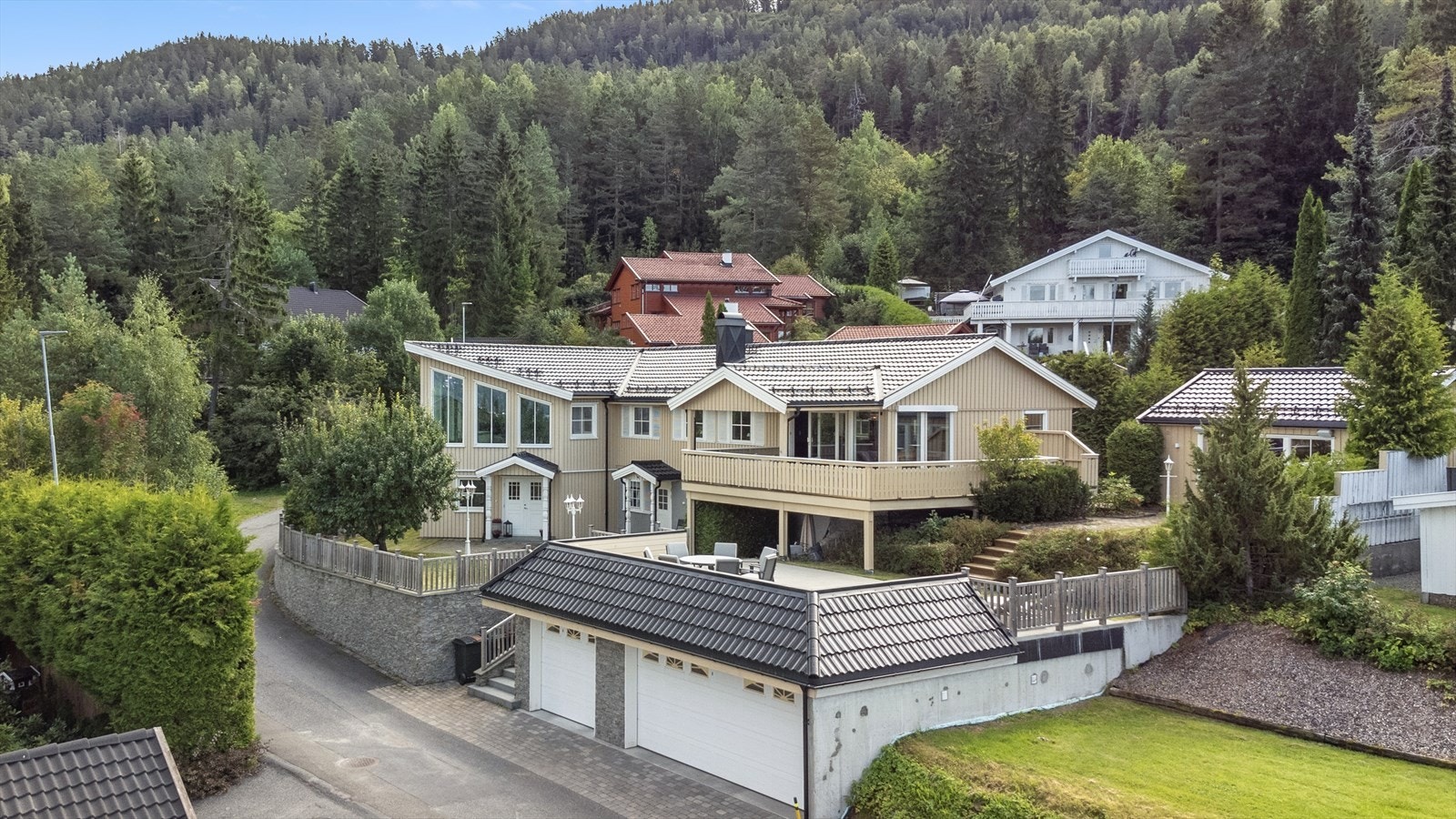 Boligen er påbygd i 2015. Tilhørende trippelgarasje. Galleribilde