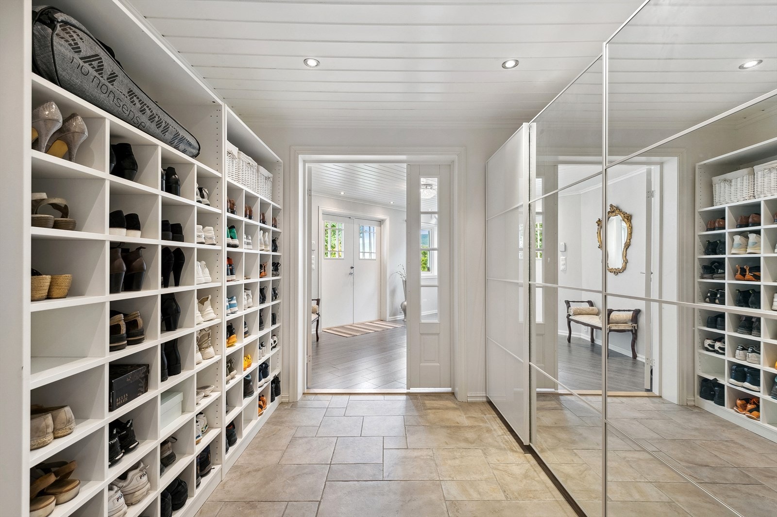 Entréen er tilknyttet walk-in med godt med lagringsplass. Videre tilknyttet vaskerom og boder Galleribilde