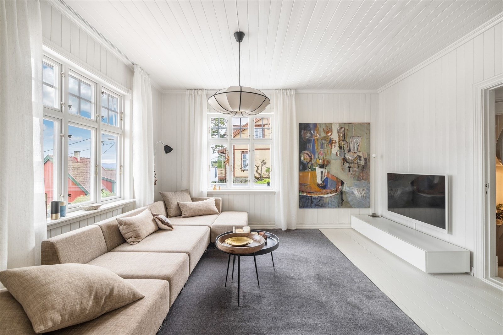 Overflater består av tregulv, samt trepanel på vegger og i tak, malt opp i en lys og delikat fargepalett. Galleribilde