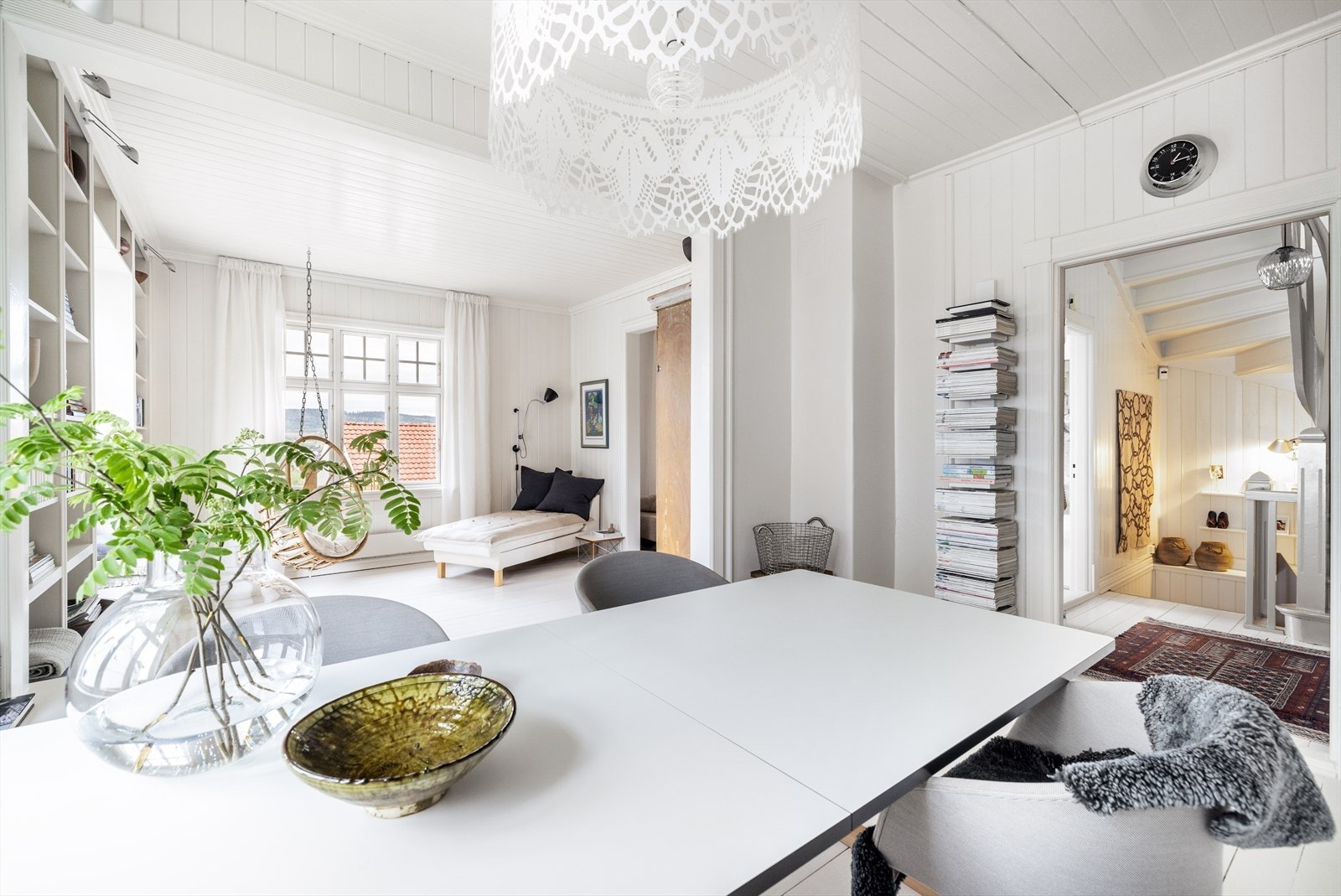 Lys og romslig, kombinert entré og trappegang på 8,9 m², tilliggende spisestuen. Boligen har tett, malt tretrapp mellom etasjene. Galleribilde