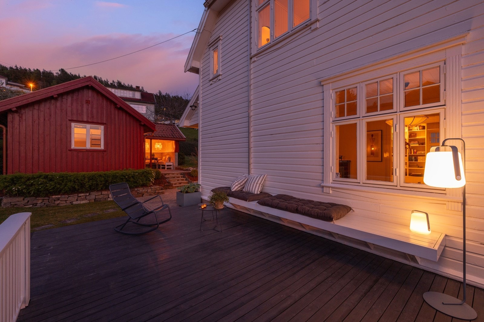 Fra uteplassen ved inngangspartiet er det for øvrig etablert utvendig trapp opp til frittstående, innredet anneks med tilliggende hagestue. Galleribilde