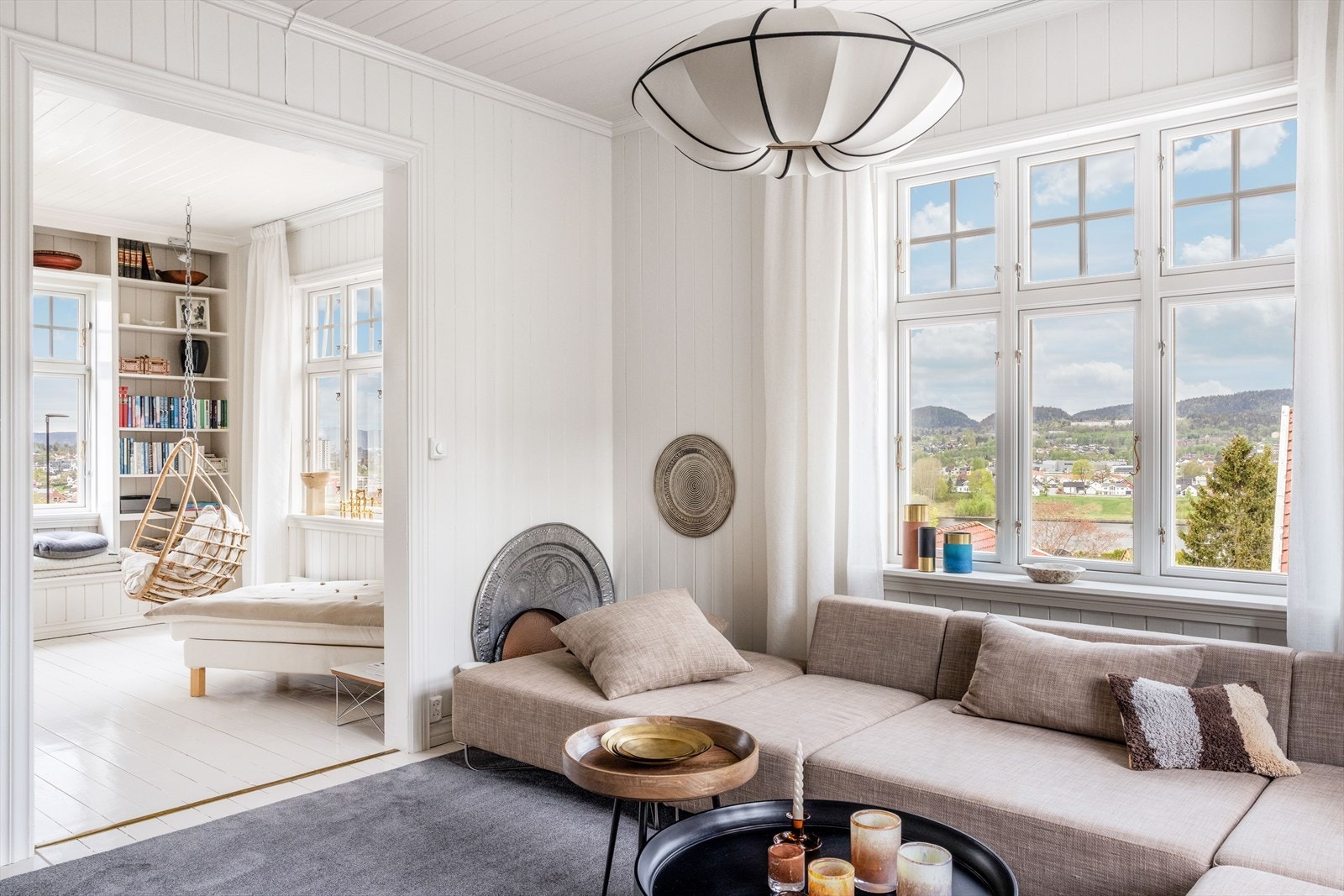 Den ene stuen benyttes i dag som tv-stue, hvorav det er god plass til sofagruppe og mediemøblement. Galleribilde