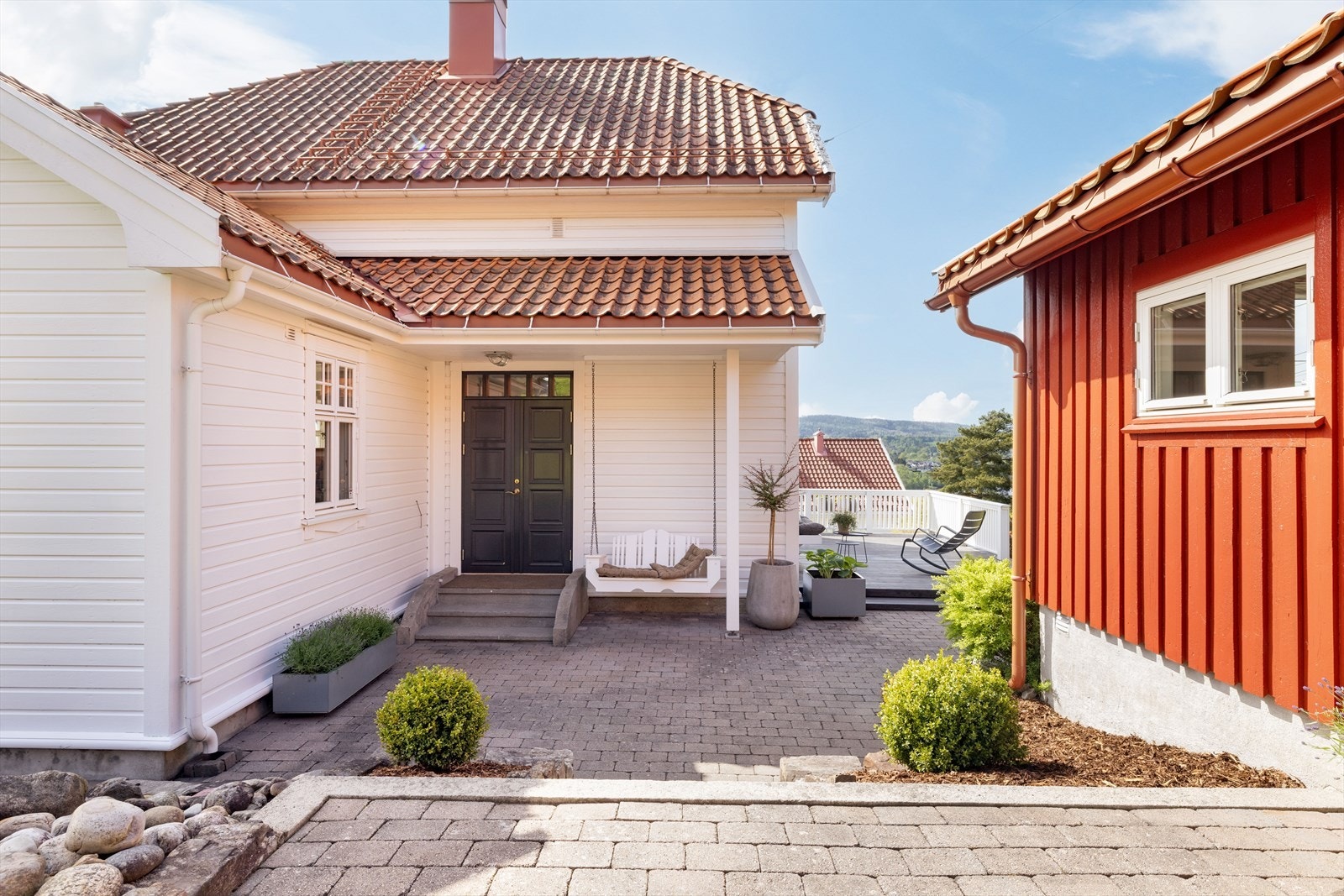 Boligen er oppført i Jugendstil, og er beliggende høyt og fritt til mot vest, med nydelig utsikt og svært gode solforhold. Fremstår meget gjennomført og svært godt vedlikeholdt, samtidig som originale detaljer er vel ivaretatt Galleribilde