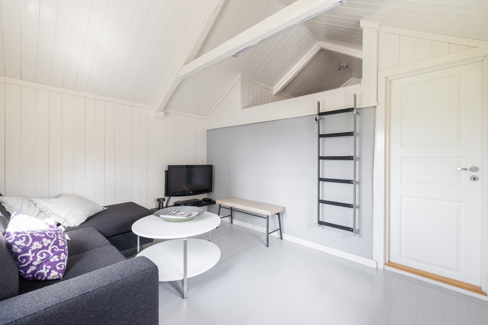 Frittstående anneks på ca. 18 m², innredet med isolert gjesterom med hems. Annekset inneholder for øvrig gang, vedbod og bod. Galleribilde